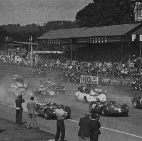 Départ du Tourist Trophy 1064 : Jim est entouré de Graham Hill sur Ferrari et Brice McLaren sur une Cooper Zerex, c'est Graham qui l'emportera Départ du Tourist Trophy 1064 : Jim est entouré de Graham Hill sur Ferrari et Brice McLaren sur une Cooper Zerex, c'est Graham qui l'emportera